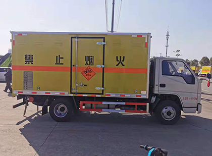 海城爆破器材运输车工人安全操作规范与智能技术保障